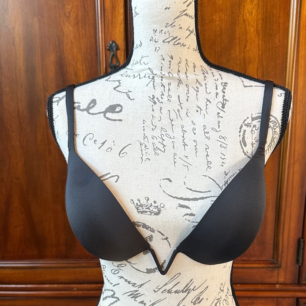 SKIMS Deep V Black Bra
